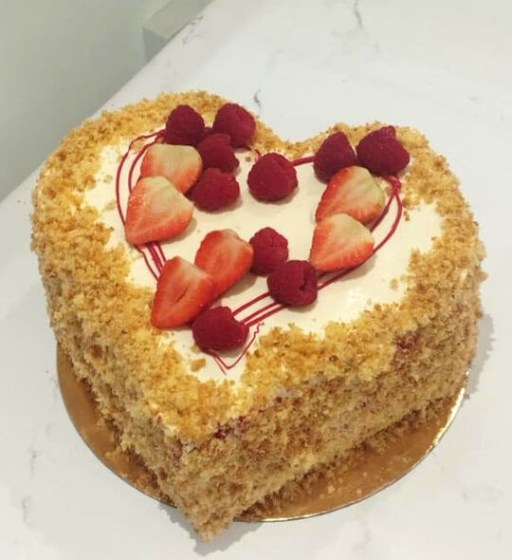 torta para mujer joven con frutos rojos (1)